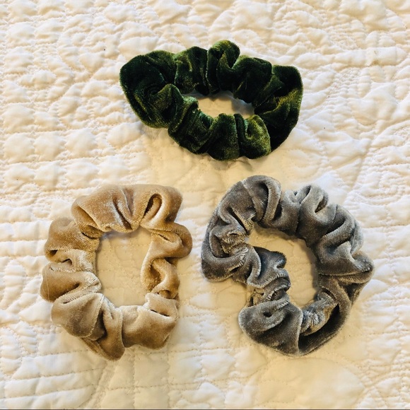Accessories - 🌸 bundle 4 for $20 3 velvet scrunchies